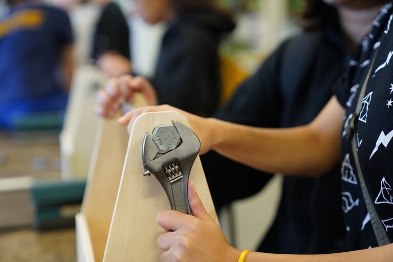 Aktionsbilder von der Veranstaltung "Handwerk live" 2023 in Wiesbaden. In den offenen Werkstätten konnten sich Jugendliche über das Handwerk informieren, sich ausprobieren und Kontakte knüpfen. Die Bilder zeigen verschiedene Jugendliche in und um das Berufsbildungs- und Technologiezentrum in Wiesbaden am Tag des Handwerks. 