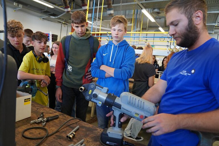 Aktionsbilder von der Veranstaltung "Handwerk live" 2023 in Wiesbaden. In den offenen Werkstätten konnten sich Jugendliche über das Handwerk informieren, sich ausprobieren und Kontakte knüpfen. Die Bilder zeigen verschiedene Jugendliche in und um das Berufsbildungs- und Technologiezentrum in Wiesbaden am Tag des Handwerks. 