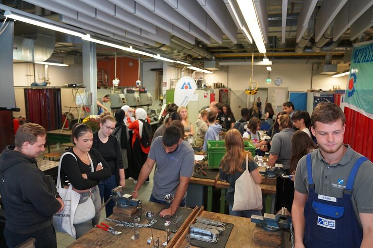 Aktionsbilder von der Veranstaltung "Handwerk live" 2023 in Wiesbaden. In den offenen Werkstätten konnten sich Jugendliche über das Handwerk informieren, sich ausprobieren und Kontakte knüpfen. Die Bilder zeigen verschiedene Jugendliche in und um das Berufsbildungs- und Technologiezentrum in Wiesbaden am Tag des Handwerks. 