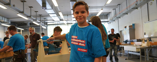 Der 13 Jahre alte Jonathan Körner informiert sich nicht nur über das Schreinerhandwerk, er hat sich auch einen Tragekasten gebaut.