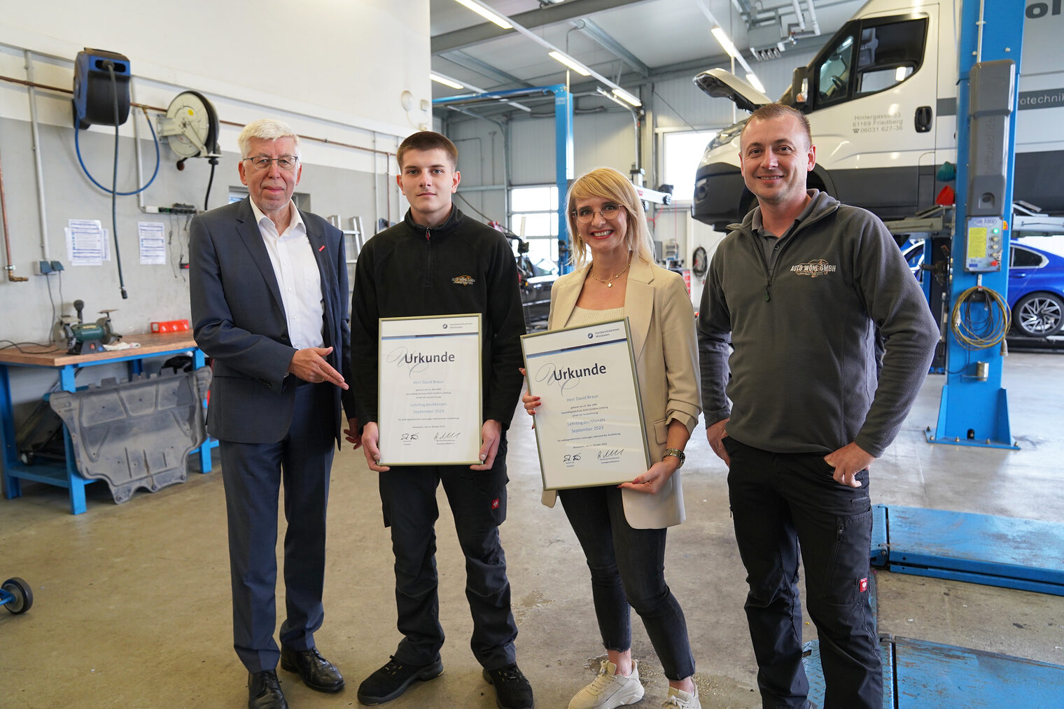 Gruppenfoto in der Kfz-Werkstatt v.l.n.re: Hauptgeschäftsführer Bernhard Mundschenk, Lehrling des Monats David Braun, Katharina Wöhl und Viktor Wöhl von der Auto Wöhl GmbH.