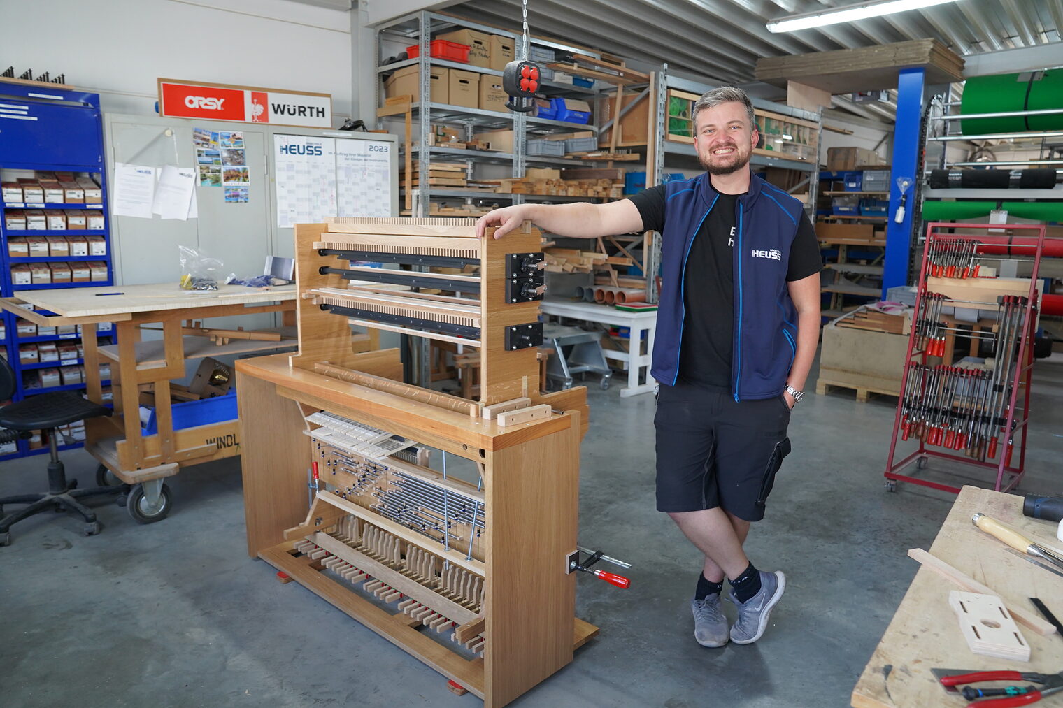 Tristan Heuss mit dem Holzchassis einer Orgel aus dem mittelhessischen Elkerhausen in seiner Werkstatt