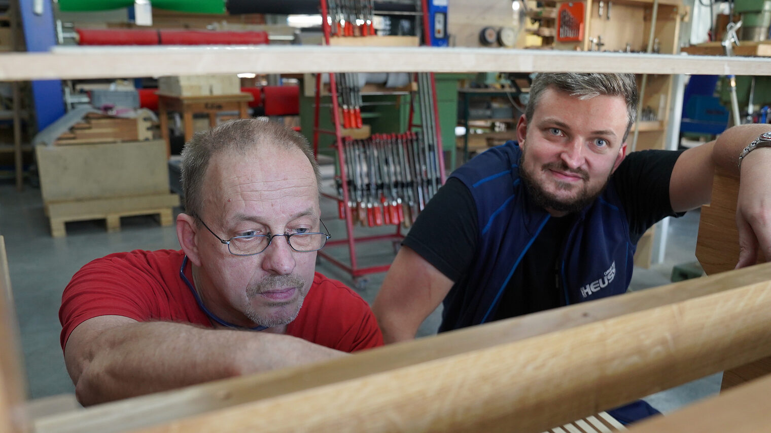 Tristan Heuss mit dem Holzchassis einer Orgel aus dem mittelhessischen Elkerhausen in seiner Werkstatt. 