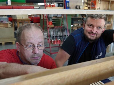 Tristan Heuss mit dem Holzchassis einer Orgel aus dem mittelhessischen Elkerhausen in seiner Werkstatt.