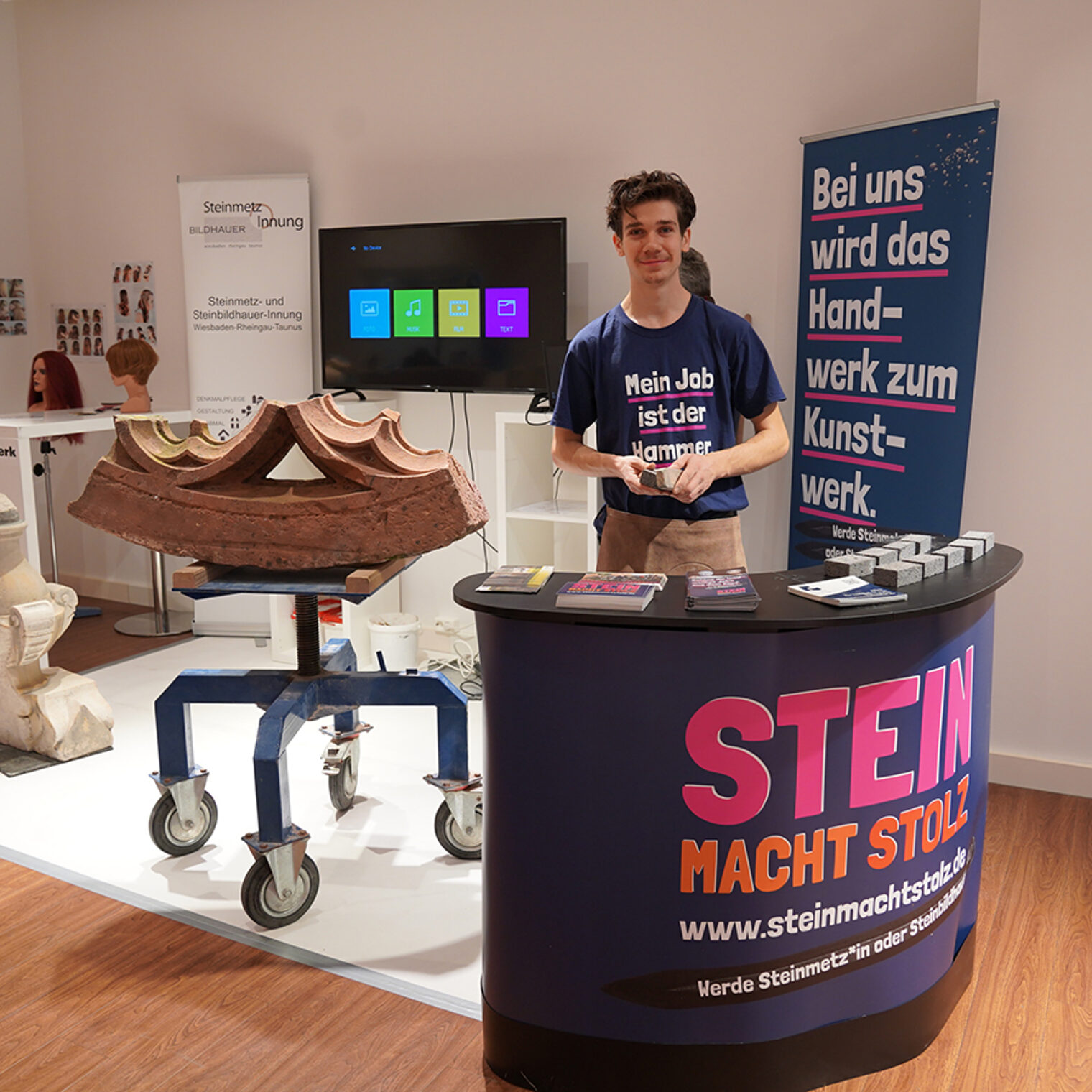 Junger Steinmetz präsentiert sein Handwerk im Popupstore MakerSpace 2.0