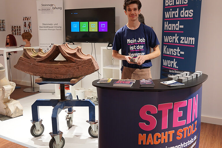 Junger Steinmetz präsentiert sein Handwerk im Popupstore MakerSpace 2.0