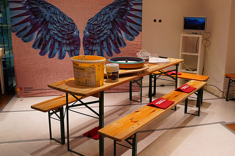 Das Maler- und Lackiererhandwerk präsentiert sich in einem Bereich des Popupstores des MakerSpace 2.0