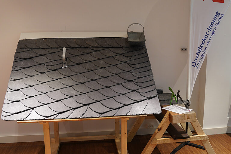 Das Dachdeckerhandwerk präsentiert sich in einem Bereich im Popupstores des MakerSpace 2.0 mit einem aufgestelltem Schieferdach.