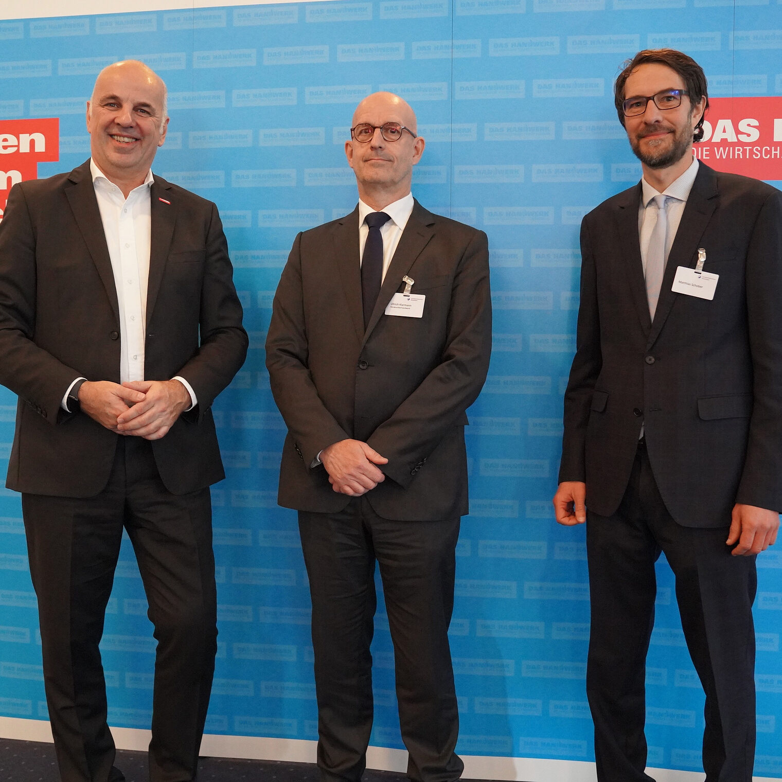 Als neuer Sachverständiger vereidigt wurde Ullrich Klarmann (Mitte) für das Hörakustikerhandwerk, rechts Handwerkskammerpräsident Stefan Füll und links Hauptabteilungsleiter Organisation und Recht Matthias Schober.