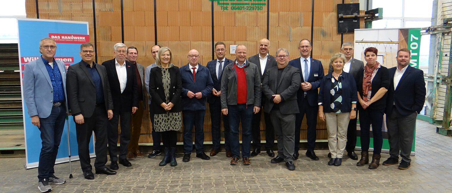Gruppenfoto der Teilnehmenden der 17. Regionalpolitischen Gesprächsrunde auf dem Werksgelände der Firma Becker‐System‐Wandbau GmbH & Co. KG.