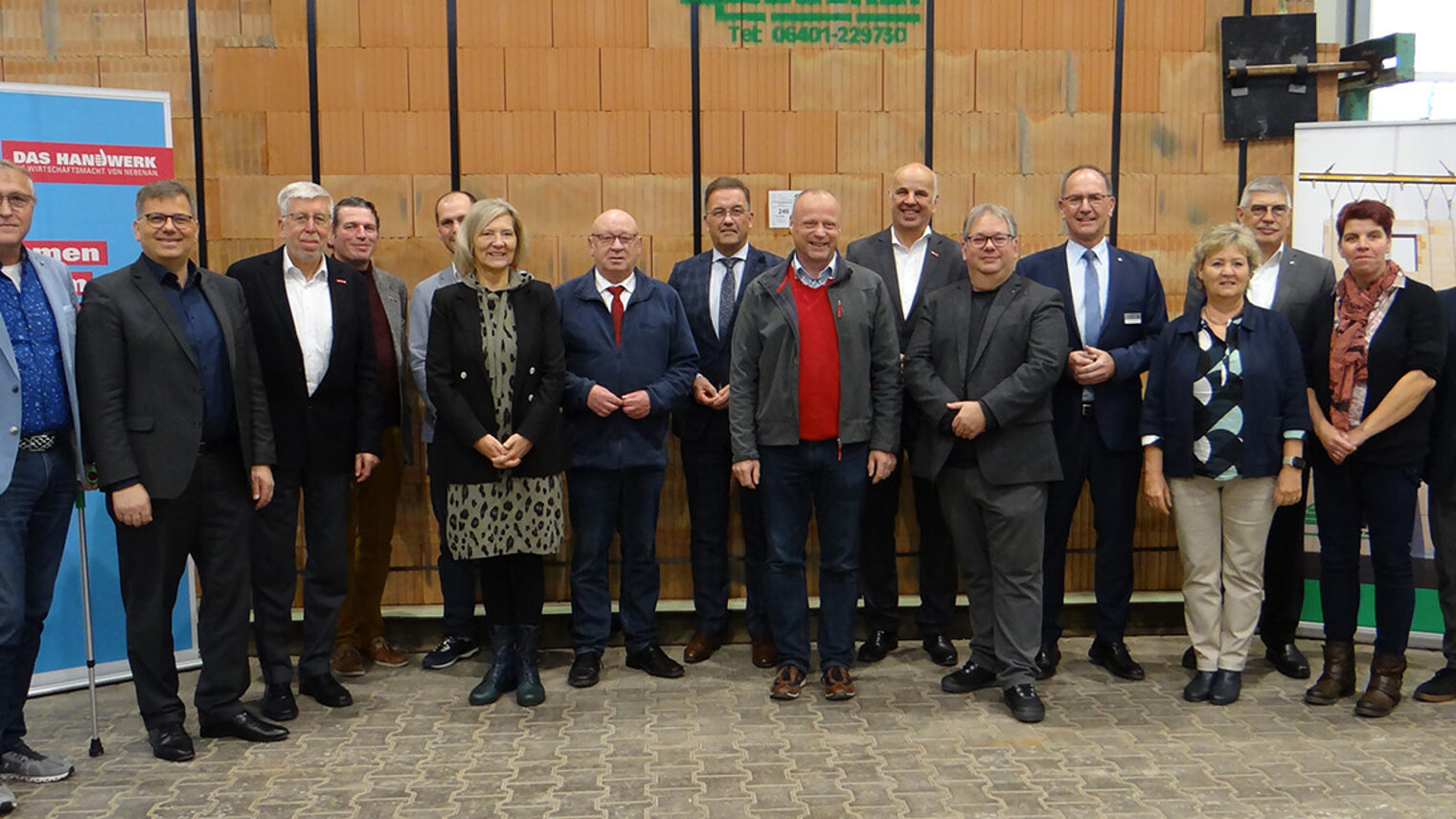 Gruppenfoto der Teilnehmenden der 17. Regionalpolitischen Gesprächsrunde auf dem Werksgelände der Firma Becker‐System‐Wandbau GmbH & Co. KG.
