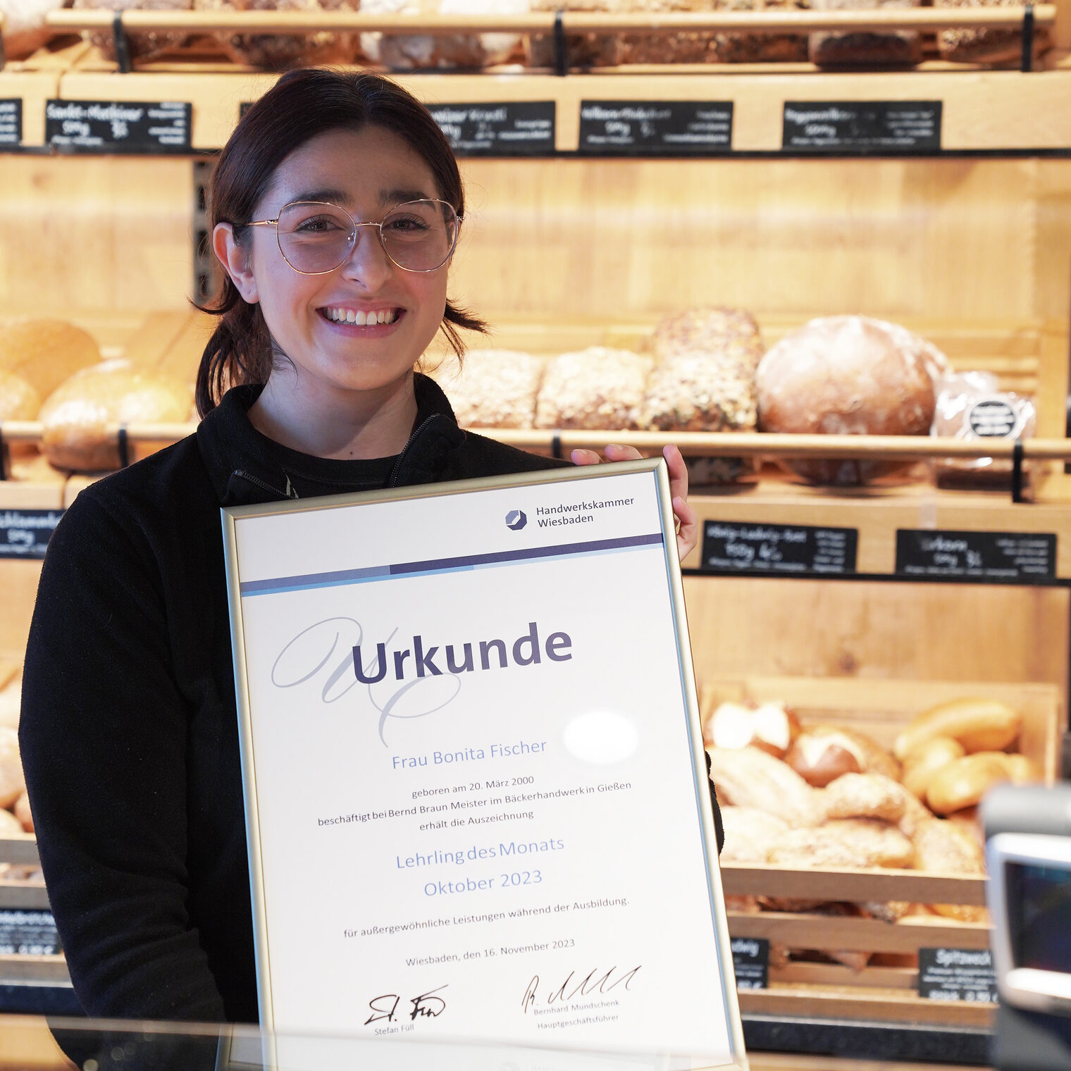 Profilbild von Lehrling des Monats Bonita Fischer mit Urkunde
