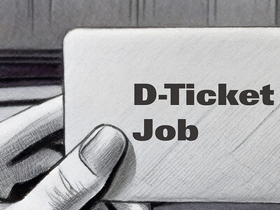 Eine Hand, die eine weiße Plastikkarte in der Größe einer Kreditkarte hochhält, auf der steht "D-Ticket Job" steht.