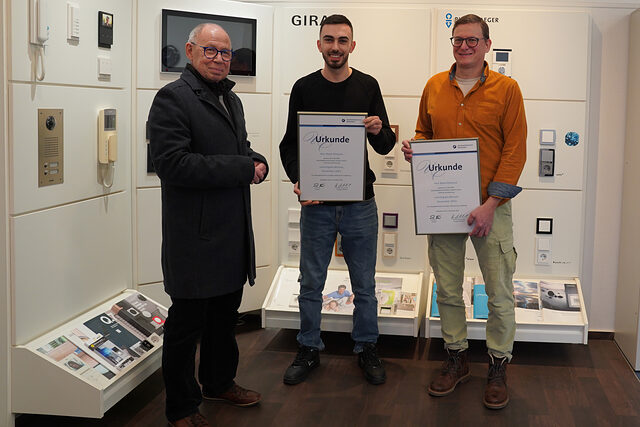 Gruppenfoto von der Auszeichnung, von links: Kammervizepräsident Joachim Wagner, Lehrling des Monats Basel Almousa und Geschäftsführer der Gerth Elektro GmbH Markus Gerth.