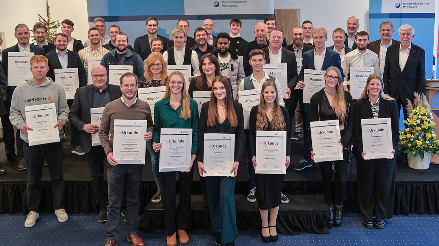 Gruppenfoto der Kammersiegerinnen und Kammersieger der Deutschen Meisterschaft im Handwerk – German Craft Skills im Meistersaal der Handwerkskammer Wiesbaden mit Urkunden.