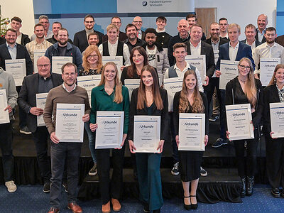 Gruppenfoto der Kammersiegerinnen und Kammersieger der Deutschen Meisterschaft im Handwerk – German Craft Skills im Meistersaal der Handwerkskammer Wiesbaden mit Urkunden.