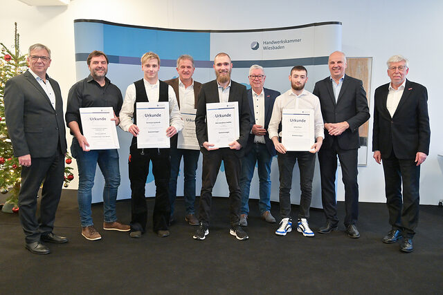 Die Kammersieger aus dem Bezirk der Kreishandwerkerschaft für den Vogelsbergkreis mit Wiesbadens Oberbürgermeister Gert-Uwe Mende (links), Kammerpräsident Stefan Füll (2. von rechts) und Kammerhauptgeschäftsführer Bernhard Mundschenk (rechts).