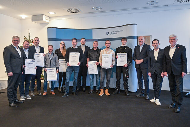 Die Kammersieger aus dem Bezirk der Kreishandwerkerschaft (KH) Lahn-Dill mit Wiesbadens Oberbürgermeister Gert-Uwe Mende (links), Kammerpräsident Stefan Füll (3. von rechts), KH-Geschäftsführer Sebastian Hoffmanns (2. von rechts) und Kammerhauptgeschäftsführer Bernhard Mundschenk (rechts).