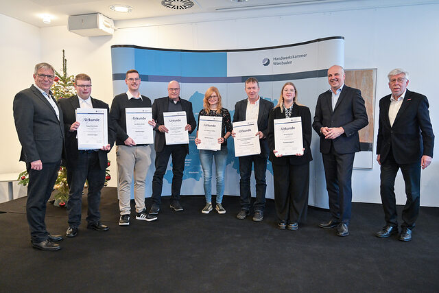 Die Kammersieger aus dem Bezirk der Kreishandwerkerschaft Limburg-Weilburg mit Wiesbadens Oberbürgermeister Gert-Uwe Mende (links), Kammerpräsident Stefan Füll (2. von rechts) und Kammerhauptgeschäftsführer Bernhard Mundschenk (rechts).