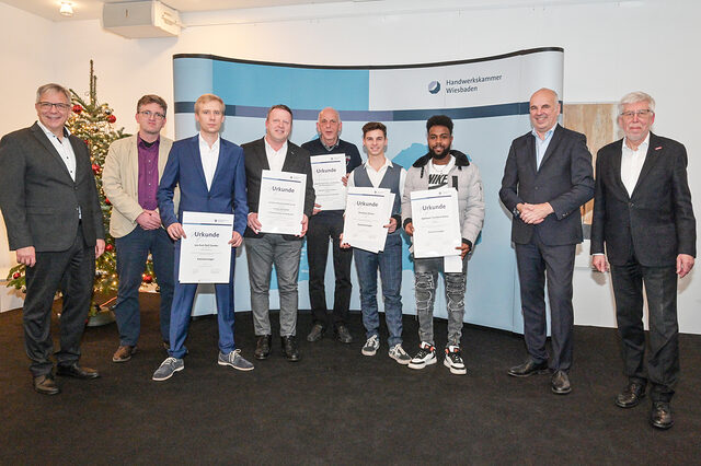 Die Kammersieger aus dem Bezirk der Kreishandwerkerschaft für den Wetteraukreis mit Wiesbadens Oberbürgermeister Gert-Uwe Mende (links), Kammerpräsident Stefan Füll (2. von rechts) und Kammerhauptgeschäftsführer Bernhard Mundschenk (rechts).