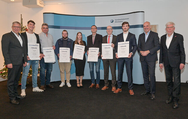 Die Kammersieger aus dem Bezirk der Kreishandwerkerschaft Wiesbaden-Rheingau-Taunus mit Wiesbadens Oberbürgermeister Gert-Uwe Mende (links), Kammerpräsident Stefan Füll (2. von rechts) und Kammerhauptgeschäftsführer Bernhard Mundschenk (rechts).