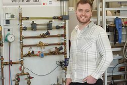 Marius Reil in der Lehrwerkstatt des Berufsbildungs- und Technologiezentrums in Wiesbaden. Er besucht den Meistervorbereitungskurs im Installateur- und Heizungsbauerhandwerk in Wiesbaden.