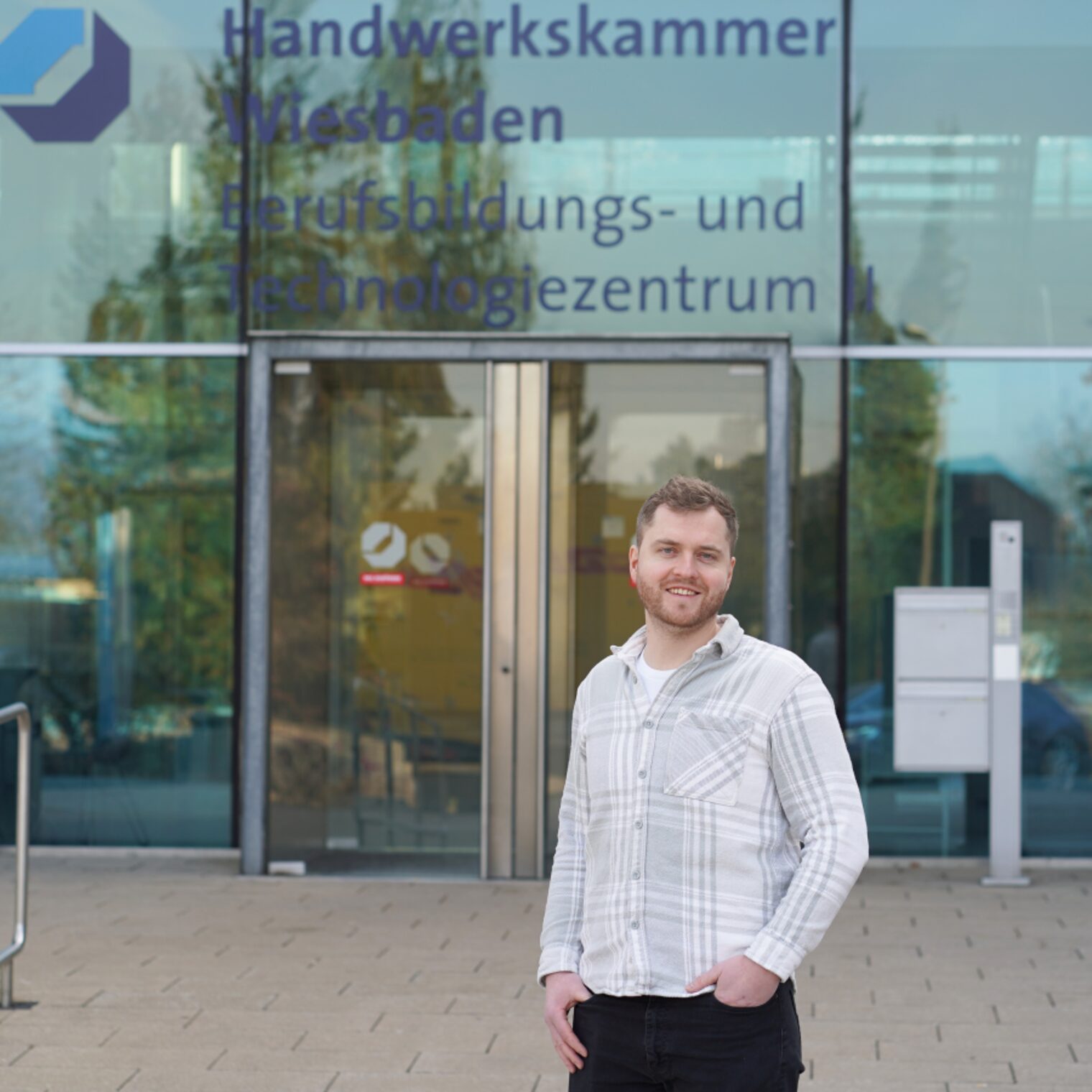 Marius Reil vor dem Berufsbildungs- und Technologiezentrums in Wiesbaden. Er besucht dort den Meistervorbereitungskurs im Installateur- und Heizungsbauerhandwerk.