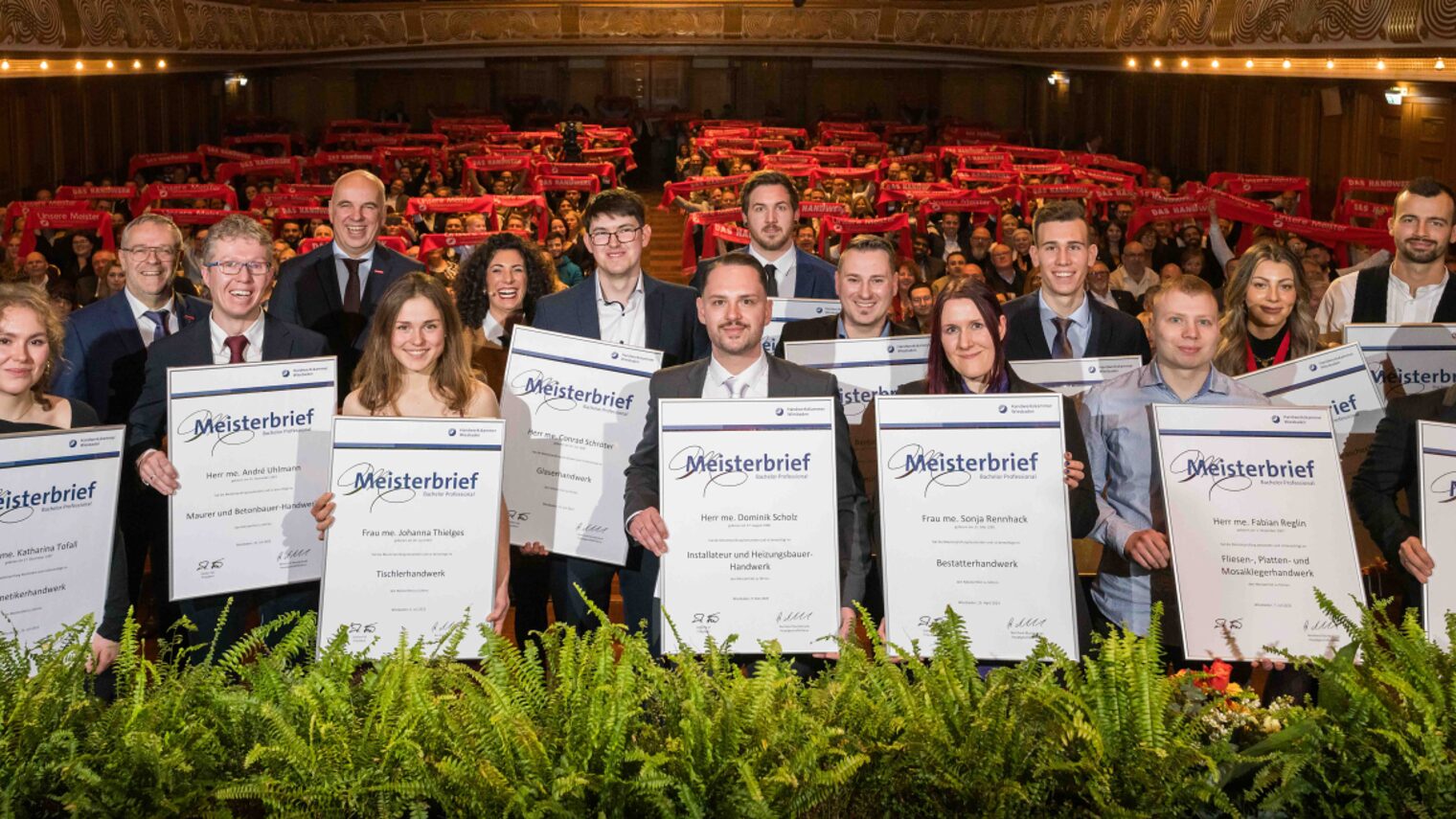 427 Jungmeisterinnen und Jungmeister wurden im Wiesbadener Kurhaus ihre "Wertpapiere des Handwerks" ausgehändigt. Die vierzehn Jahresbesten erhielten ihre Meisterbriefe auf der Bühne persönlich überreicht von ZDH-Präsident Jörg Dittrich, Kammerpräsident Stefan Füll und Kammerhauptgeschäftsführer Bernhard Mundschenk. 