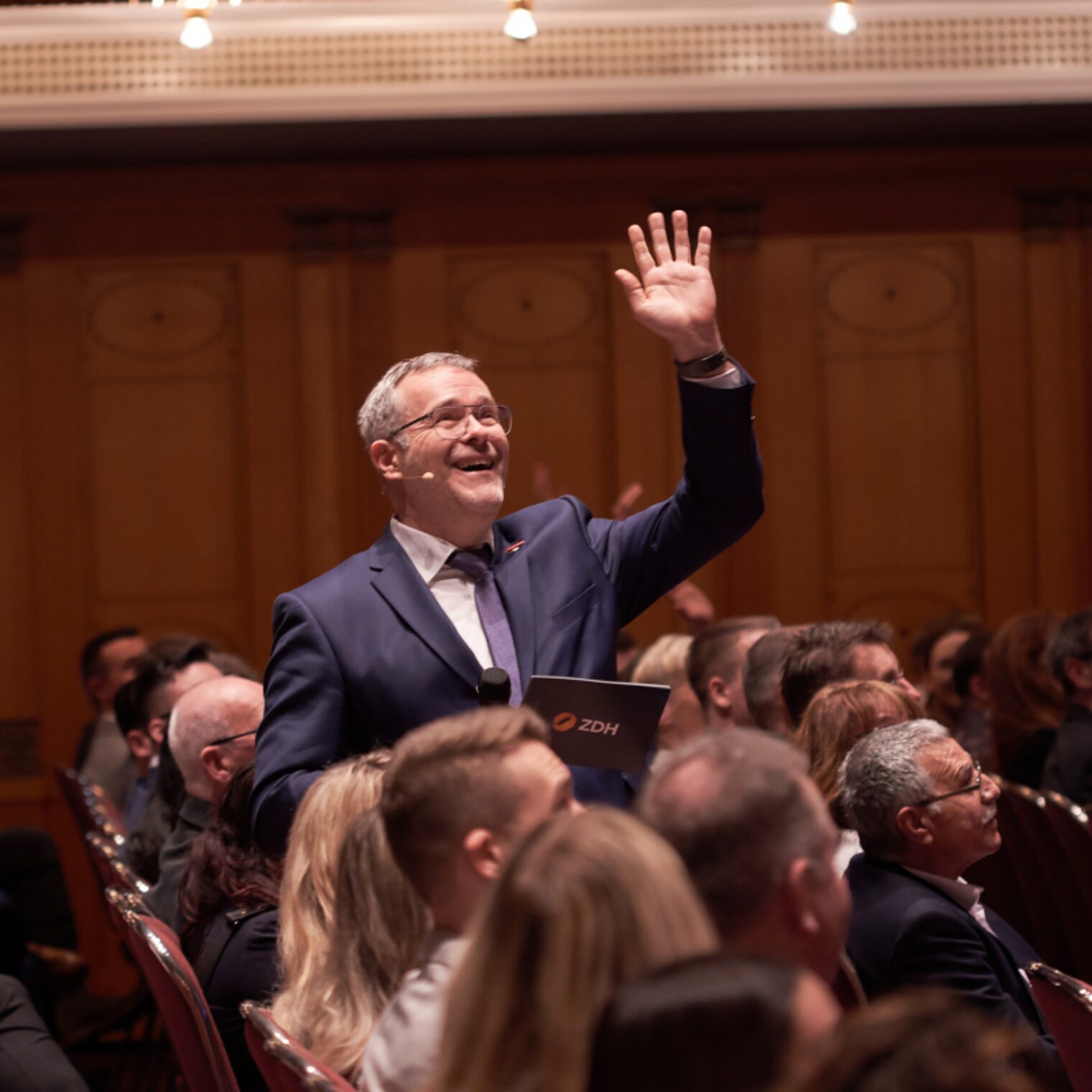 ZDH-Präsident Jörg Dittrich bei seiner Festrede im Mittelgang des Saales mit einem Gruß an die Meisterinnen und Meister auf den Rängen.