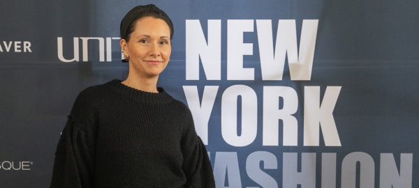Friseurmeisterin Stefanie Seibert vor der Fotowand der New York Fashion Week.