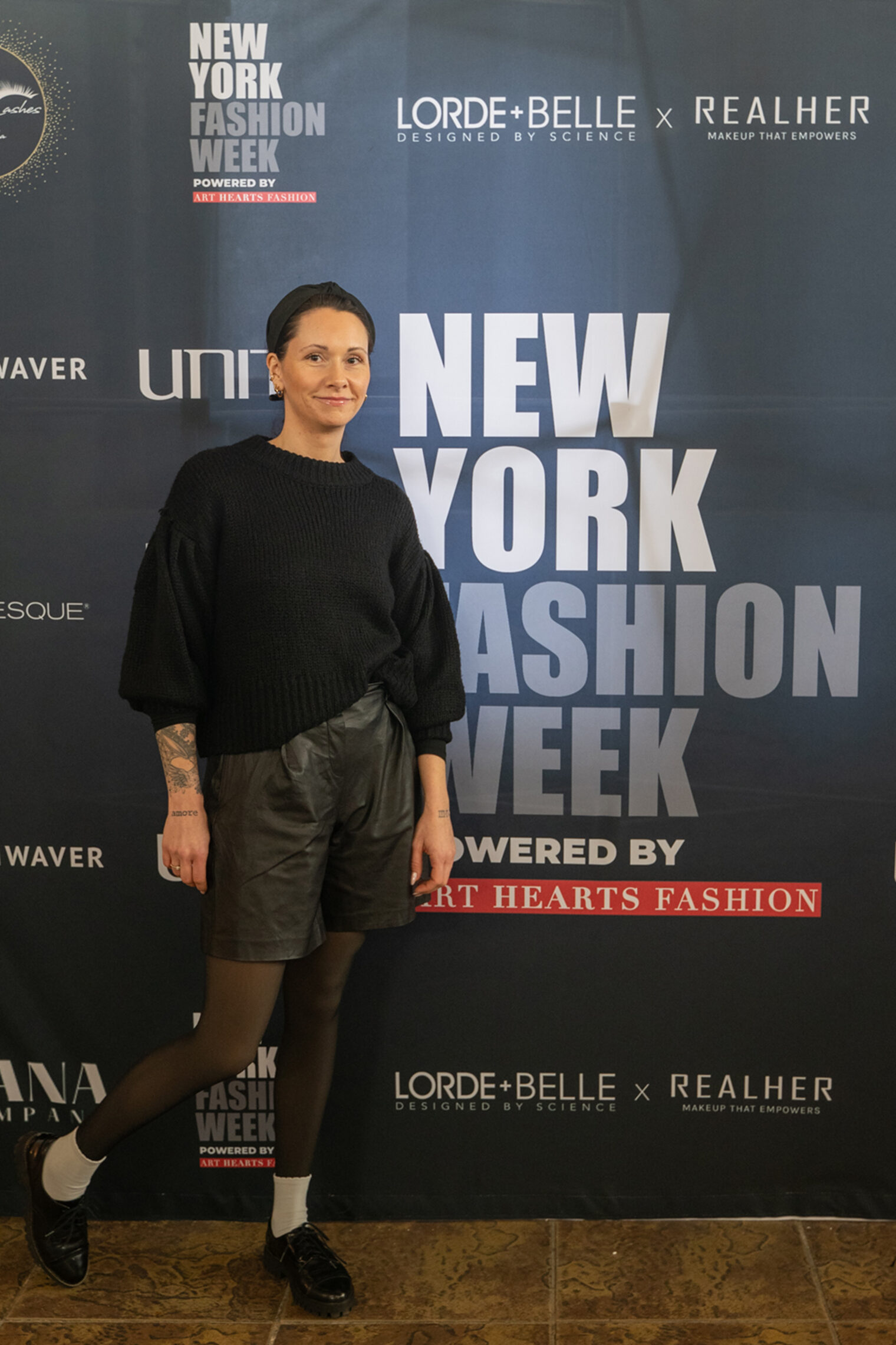 Friseurmeisterin Stefanie Seibert vor der Fotowand der New York Fashion Week.