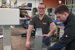 Maik Fiebrich steht heute als Dozent in der Lehrwerkstatt der Handwerkskammer Wiesbaden.