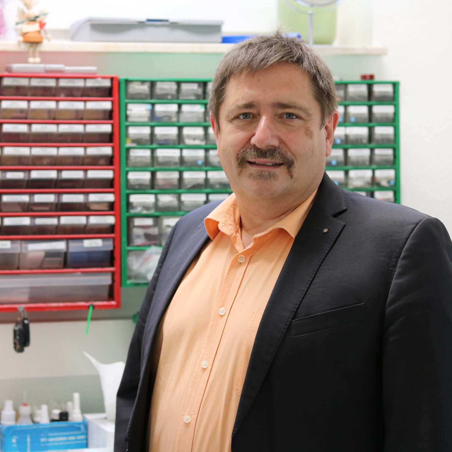 Gerd Espik in der Werkstatt der Filiale Espig Hörgeräte in Wetzlar.