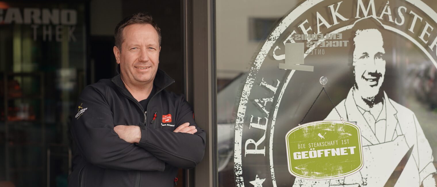 Dirk Ludwig an der Eingangstür seiner Metzgerei "Der Ludwig"