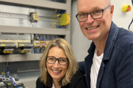 Beate und Mirko Witt in ihrem Betrieb an einem Schaltschrank