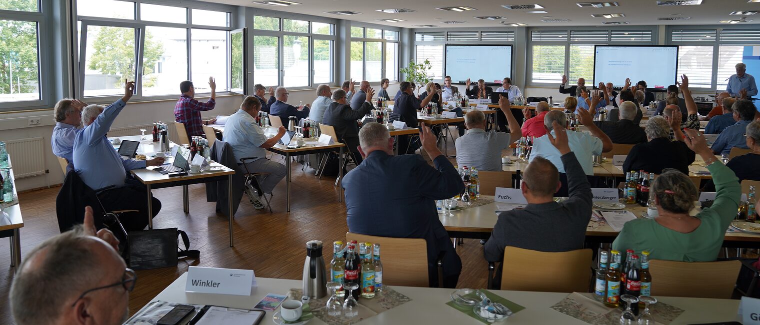 Im Berufsbildungs- und Technologiezentrum (BTZ) Lahn-Dill „Arnold-Spruck-Haus“ wurden im Rahmen der 152. Vollversammlung der Handwerkskammer Wiesbaden die Weichen für die Zukunft gestellt. Das Bild zeigt den Sitzungsraum von hinten bei einer Abstimmung.