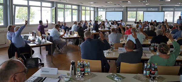 Im Berufsbildungs- und Technologiezentrum (BTZ) Lahn-Dill „Arnold-Spruck-Haus“ wurden im Rahmen der 152. Vollversammlung der Handwerkskammer Wiesbaden die Weichen für die Zukunft gestellt. Das Bild zeigt den Sitzungsraum von hinten bei einer Abstimmung.