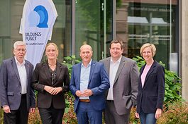Gruppenfoto mit Hauptgeschäftsführer der Handwerkskammer Wiesbaden Bernhard Mundschenk, IHK-Hauptgeschäftsführerin Sabine Meder, Vorsitzender der Ge-schäftsführung der Arbeitsagentur Wiesbaden Alexander Baumann, IHK-Präsident Jörg Brömer, stellvertretende IHK-Hauptgeschäftsführerin Christine Lutz.