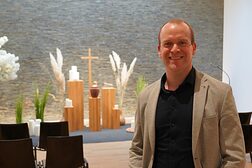Das Bild zeigt Benedikt Kirchberg in der Trauerhalle seines Bestattungsinstitutes.