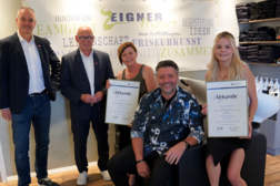 Gruppenfoto (von links): stv. Kreishandwerksmeister der Kreishandwerkerschaft Wiesbaden-Rheingau-Taunus Ralf Lenz, Kammervizepräsident Joachim Wagner, Friseurmeisterin Nicole Wittmann, Obermeister der Friseurinnung Wiesbaden-Rheingau-Taunus Thomas Trapp, Lehrling des Monats Juni Jana Wittmann.