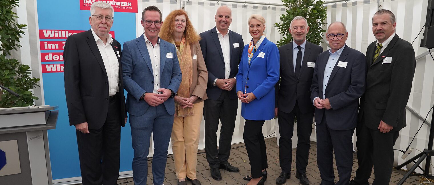 Gruppenbild: Im Mittelpunkt des traditionellen Jahresempfangs Mittelhessen stand der Dialog der Handwerkskammer Wiesbaden mit ihren vielfältigen Partnern aus Politik, Wirtschaft und Gesellschaft.