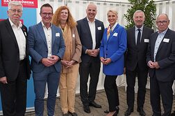 Gruppenbild: Im Mittelpunkt des traditionellen Jahresempfangs Mittelhessen stand der Dialog der Handwerkskammer Wiesbaden mit ihren vielfältigen Partnern aus Politik, Wirtschaft und Gesellschaft.
