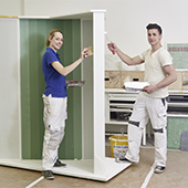 Eine Frau und ein Mann in der Lehrwerkstatt für Maler und Lackierer.