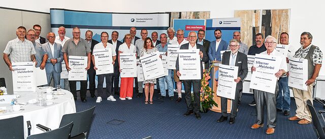 Das Gruppenbild zeigt die geehrten Handwerksmeisterinnen und - meister mit ihren Urkunden im Halbkreis.