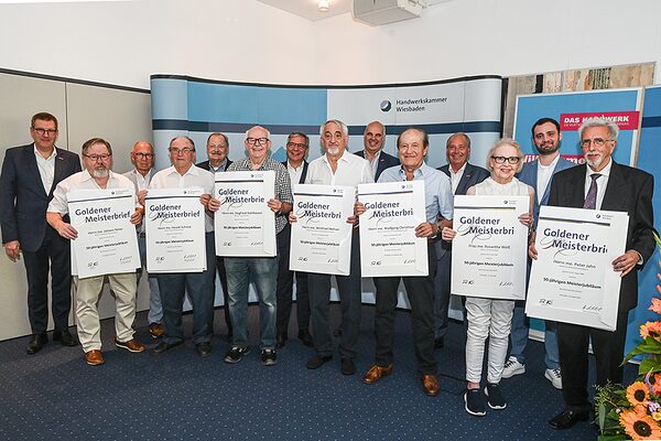 Das Gruppenbild zeigt die geehrten Handwerkmeisterinnen und -meister mit ihren goldenen Meisterbriefen im Halbkreis. 