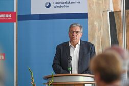 Oberbürgermeister Gert-Uwe Mende überbrachte die Glückwünsche der hessischen Landeshauptstadt Wiesbaden. Auf dem Bild ist er am Rednerpult zu sehen.