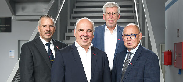 Hauptgeschäftsführer Bernhard Mundschenk (2. v. re.) mit dem wiedergewählten Präsidium der Handwerkskammer Wiesbaden bestehend aus (v. li.) Andreas Brieske, Stefan Füll und Joachim Wagner.