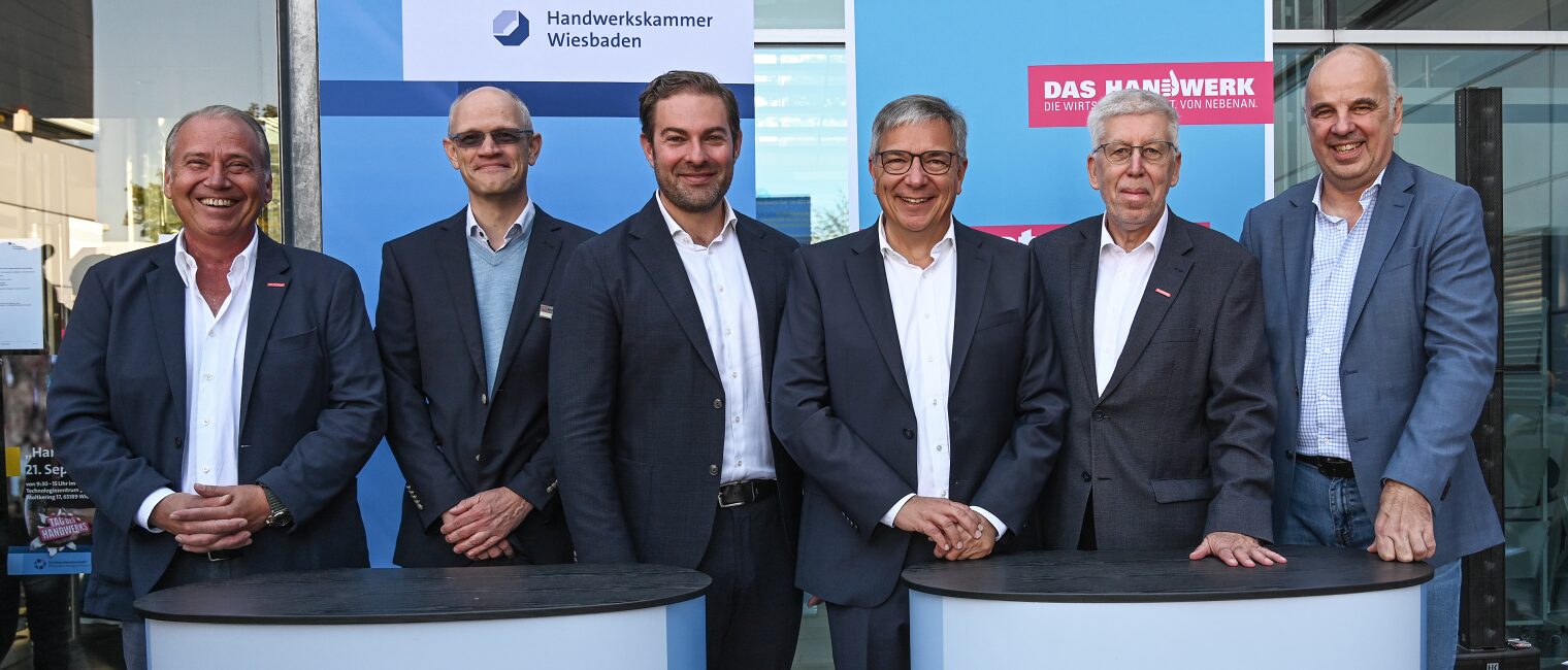 Die Eröffnung der Berufsorientierungsveranstaltung "Handwerk live" mit Vertretern aus Politik und Wirtschaft. v.l. Kreishandwerksmeister Holger Balz, Stephen Spieker von der Agentur für Arbeit, Landrat Sandro Zehner, Oberbürgermeister Gert-Uwe Mende, Hauptgeschäftsführer der Handwerkskammer Bernhard Mundschenk und Kammerpräsident Stefan Füll.