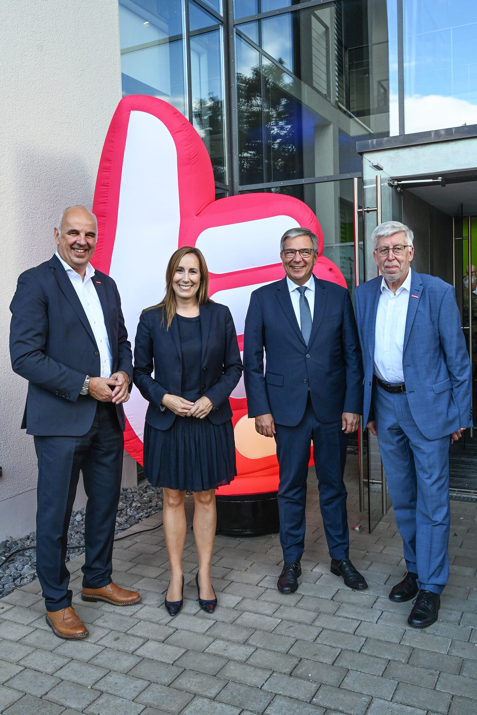 Tauschten sich beim Jahresempfang aus (v. li.): Kammerpräsident Stefan Füll, Landtagspräsidentin Astrid Wallmann, Wiesbadens Oberbürgermeister Gert-Uwe Mende, Kammerhauptgeschäftsführer Bernhard Mundschenk als Gruppenfoto vor am Eingang der Handwerkskammer Wiesbaden.