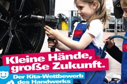 Das Bild zeigt zwei kniende Kindergarten-Mädchen in einer Autowerkstatt mit einem Druckluftgerät für die Reifenmontage.
